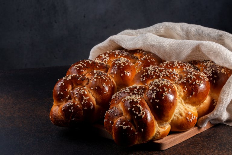 What to Eat with Challah (8 Tasty Sides You’ll Enjoy)